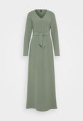 Langes, grünes Kleid aus strukturiertem Stoff, mit V-Ausschnitt, langen Ärmeln und einem gebundenen Gürtel in der Taille. Bodenlanger Schnitt.