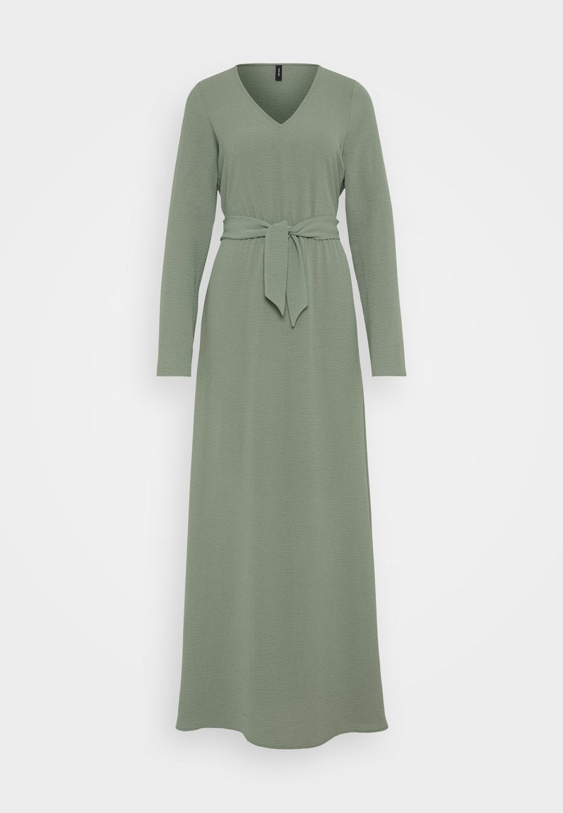 Langes, grünes Kleid aus strukturiertem Stoff, mit V-Ausschnitt, langen Ärmeln und einem gebundenen Gürtel in der Taille. Bodenlanger Schnitt.