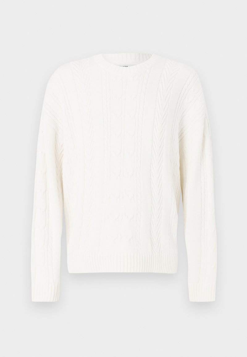 Weißer Kabelstrickpullover mit Rundhalsausschnitt, gerippten Bündchen und Saum. Die Textur zeigt geflochtene und verdrehte Muster.