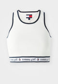Weißes geripptes Crop-Top mit dunkelblauem Besatz. Verfügt über einen markenbezogenen Bund mit "tommy girl" und einem Sternmuster. Etikett am Halsausschnitt sichtbar.