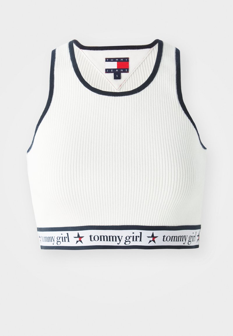 Weißes geripptes Crop-Top mit dunkelblauem Besatz. Verfügt über einen markenbezogenen Bund mit "tommy girl" und einem Sternmuster. Etikett am Halsausschnitt sichtbar.