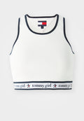 Weißes geripptes Crop-Top mit dunkelblauem Besatz. Verfügt über einen markenbezogenen Bund mit "tommy girl" und einem Sternmuster. Etikett am Halsausschnitt sichtbar.