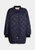 Marineblau gesteppte Jacke mit Druckknopfverschluss, gerippten Bündchen und weicher Innenauskleidung. Schlichtes, übergroßes Design mit einem abgerundeten Kragen.