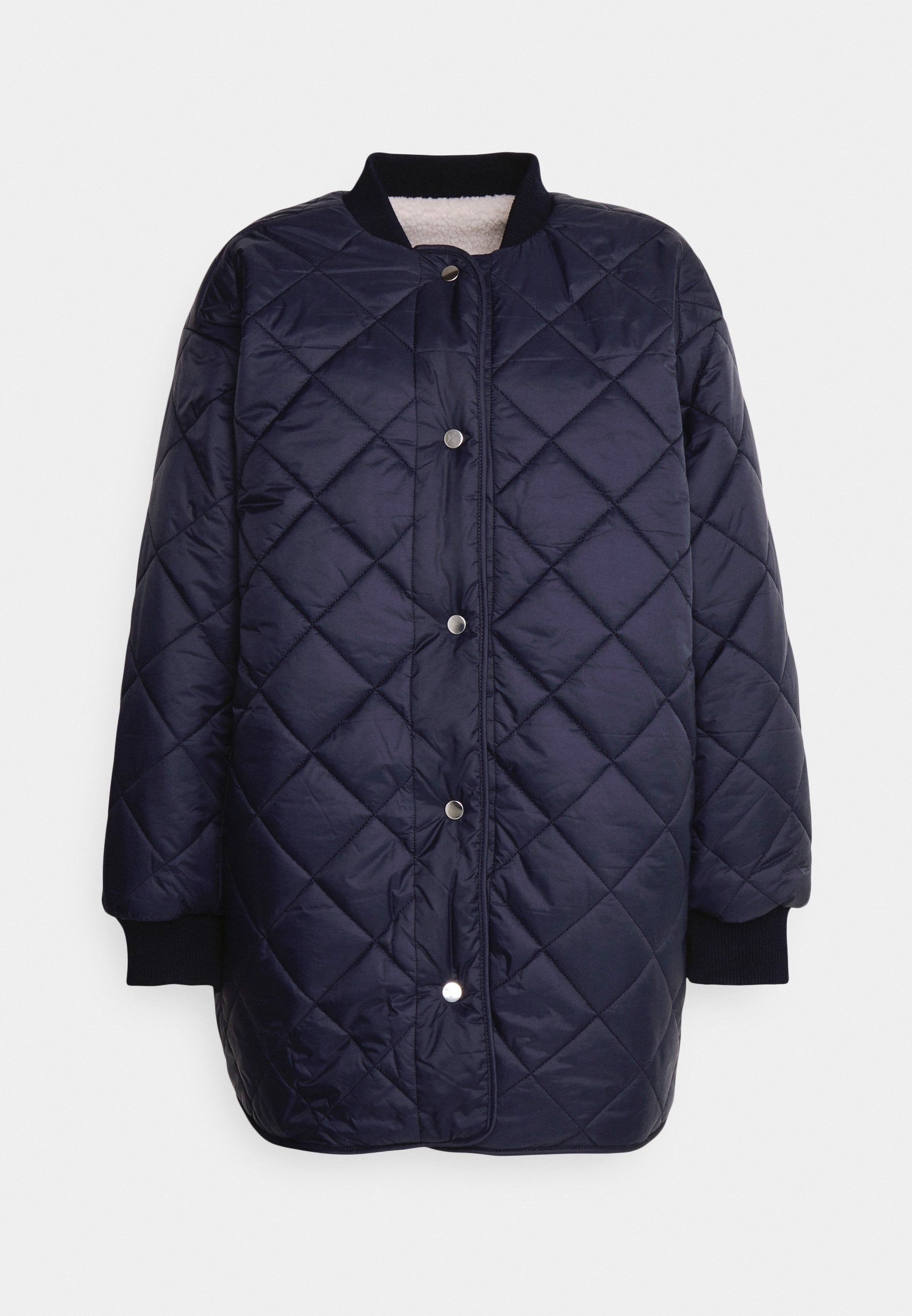 Marineblau gesteppte Jacke mit Druckknopfverschluss, gerippten Bündchen und weicher Innenauskleidung. Schlichtes, übergroßes Design mit einem abgerundeten Kragen.