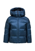 Gepolsterte, dunkelblaue Kapuzenjacke mit glänzender Oberfläche, durchgehendem Reißverschluss und elastischen Bündchen. Logo auf der Brust.