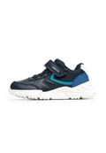 Navyblauer Sneaker mit synthetischem Lederobermaterial, weißer Gummisohle, verstellbarem Riemen und hellblauen Akzenten. Geox-Logo auf dem Riemen.