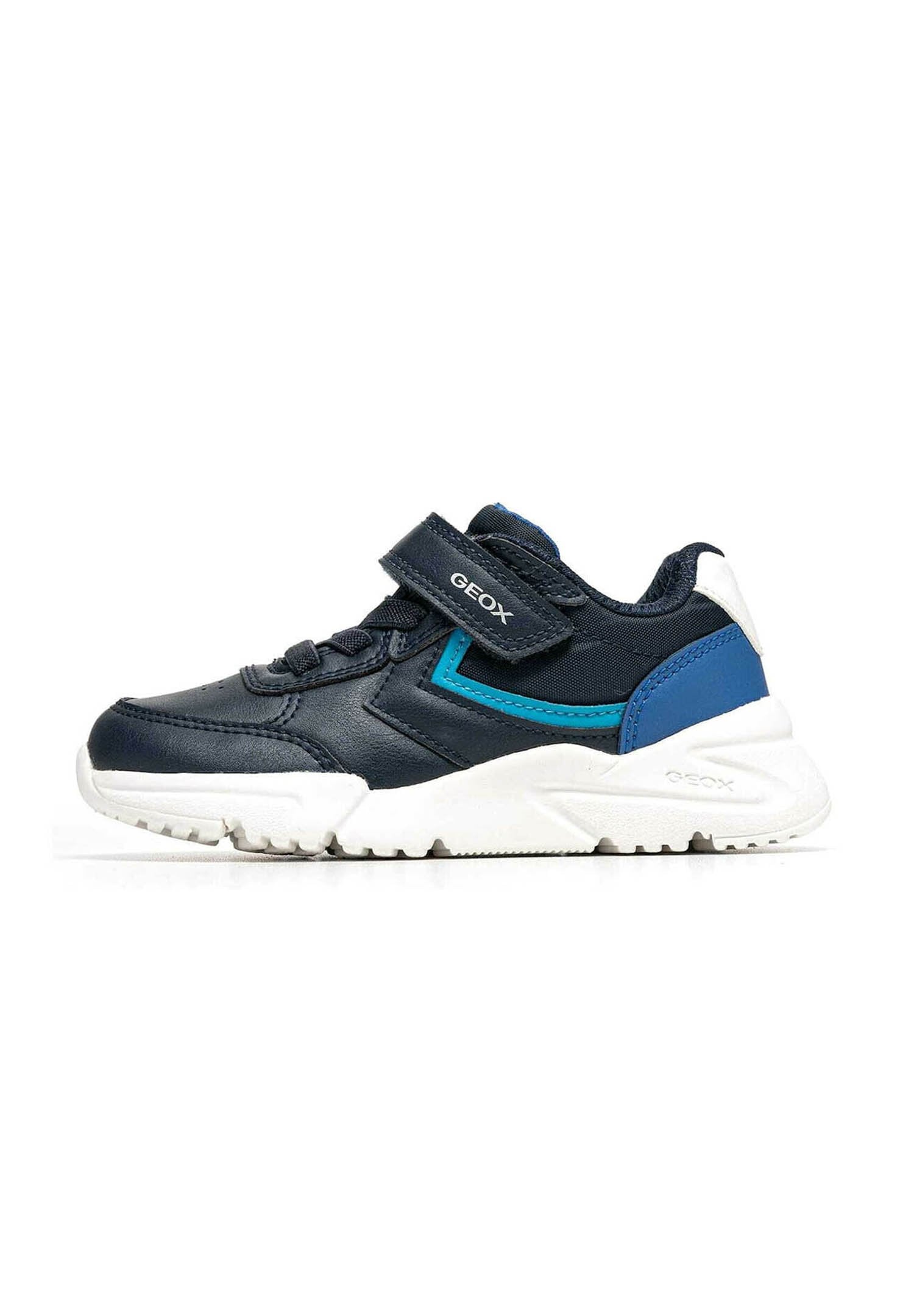 Navyblauer Sneaker mit synthetischem Lederobermaterial, weißer Gummisohle, verstellbarem Riemen und hellblauen Akzenten. Geox-Logo auf dem Riemen.