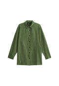 Grüne Hemdjacke mit langen Ärmeln, aus strukturiertem Stoff. Verfügt über einen Kragen und vertikale Nahtdetails an der Vorderseite.