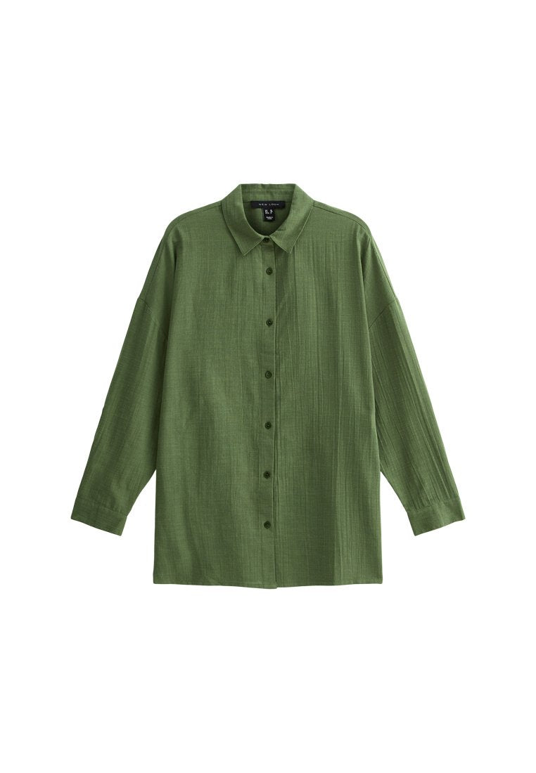 Grüne Hemdjacke mit langen Ärmeln, aus strukturiertem Stoff. Verfügt über einen Kragen und vertikale Nahtdetails an der Vorderseite.