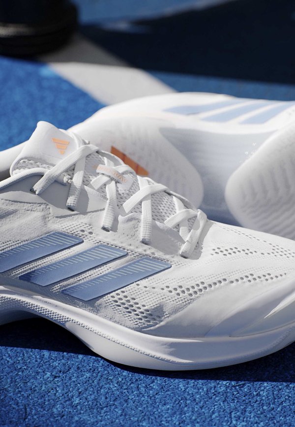 adidas Performance AVACOURT 3