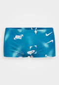 Blaue Schwimmshorts mit glatter Textur, versehen mit weißen Nike-Logos und abstrakten grafischen Mustern in verschiedenen Formen.