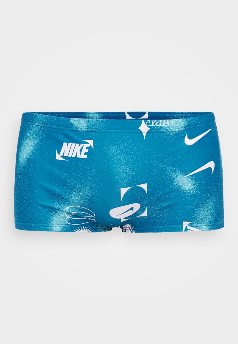 Blaue Schwimmshorts mit glatter Textur, versehen mit weißen Nike-Logos und abstrakten grafischen Mustern in verschiedenen Formen.