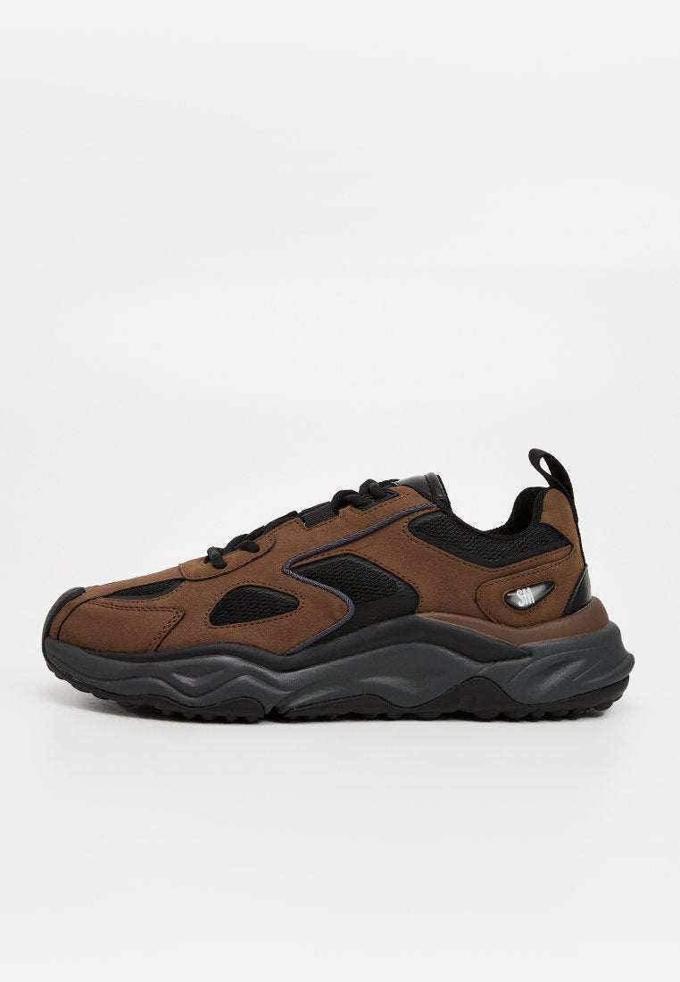 Braune und schwarze Sportschuhe mit Netzgewebe-Einsätzen, abgerundetem Zehenbereich, dicker Sohle und kontrastierenden Akzenten. Verfügen über eine Zuglasche an der Rückseite für einfaches Anziehen.