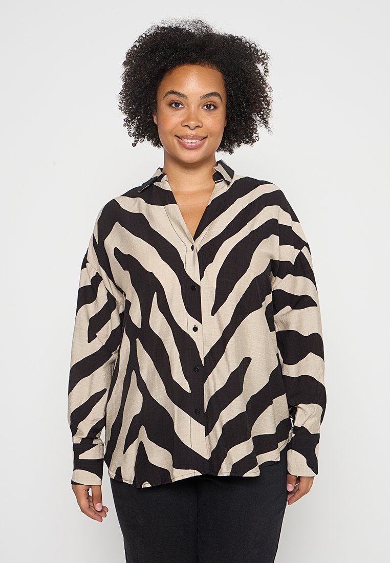 Beige Knopfhemd mit schwarzen Zebra-Streifen, langen Ärmeln, entspannter Passform und Kragen. Hergestellt aus leichtem Stoff mit einer glatten Textur.