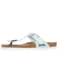 Hellblaue Flip-Flops mit einer metallischen Schnalle, Korkfußbett und weißer Gummisohle; mit der Markenbezeichnung "BAYTON" an der Seite.