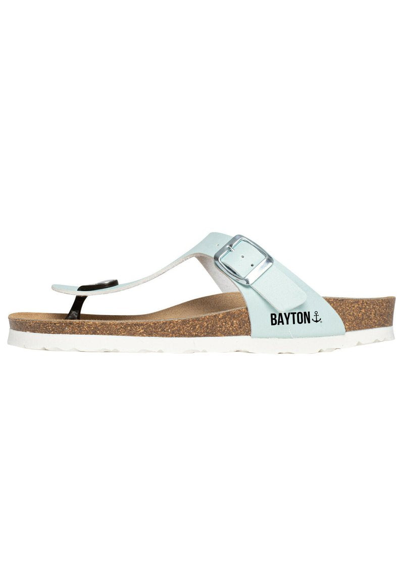 Hellblaue Flip-Flops mit einer metallischen Schnalle, Korkfußbett und weißer Gummisohle; mit der Markenbezeichnung "BAYTON" an der Seite.