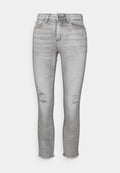 Graue Denim-Jeans im Slim Fit, mit abgewetzten Stellen an den Knien, regulärem Knopfverschluss und ausgefranstem Saum an den Knöcheln.