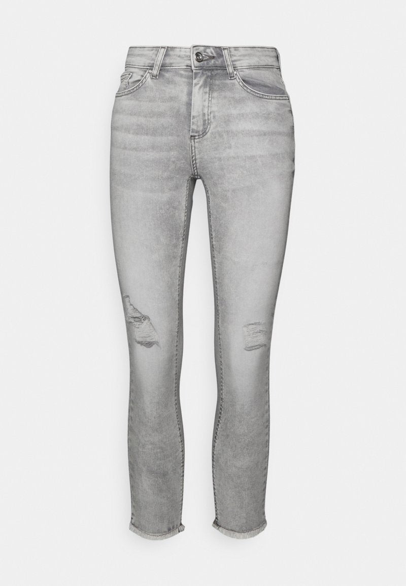 Graue Denim-Jeans im Slim Fit, mit abgewetzten Stellen an den Knien, regulärem Knopfverschluss und ausgefranstem Saum an den Knöcheln.