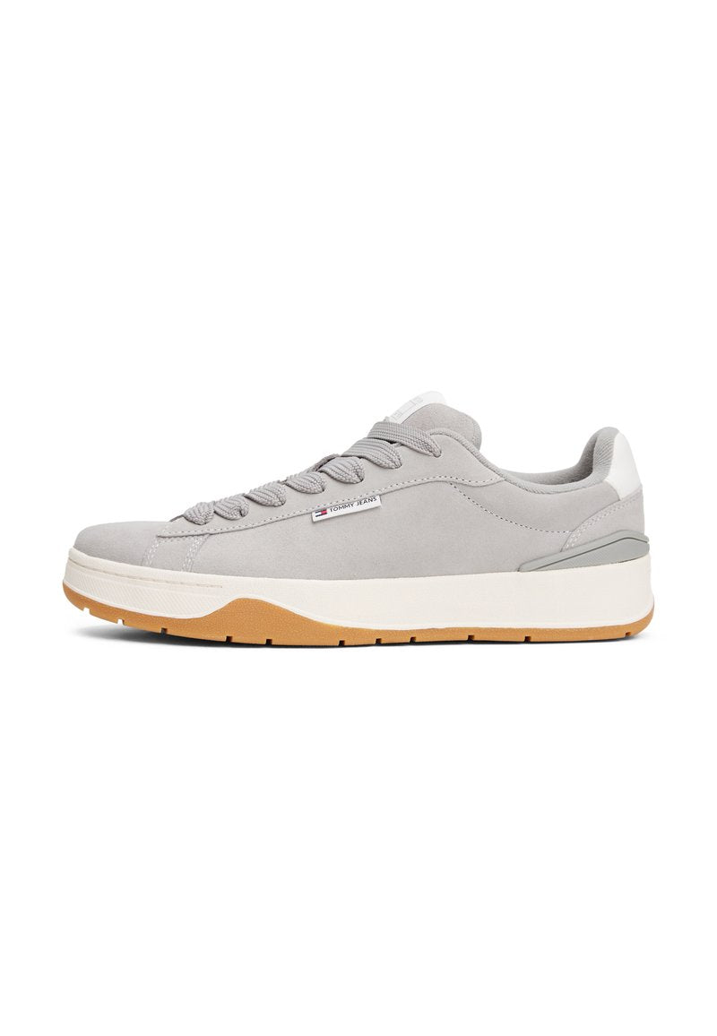 Graue Wildleder-Sneaker mit strukturiertem Stoff, runden Schnürsenkeln, Gummisohle und dezentem Branding. Verfügt über einen gepolsterten Schaft und eine kontrastierende Gummisohle.