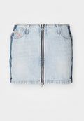 Denim-Minirock mit einem Reißverschluss vorne, hellblauer Waschung, fünf Taschen und raw edge-Details am Saum.