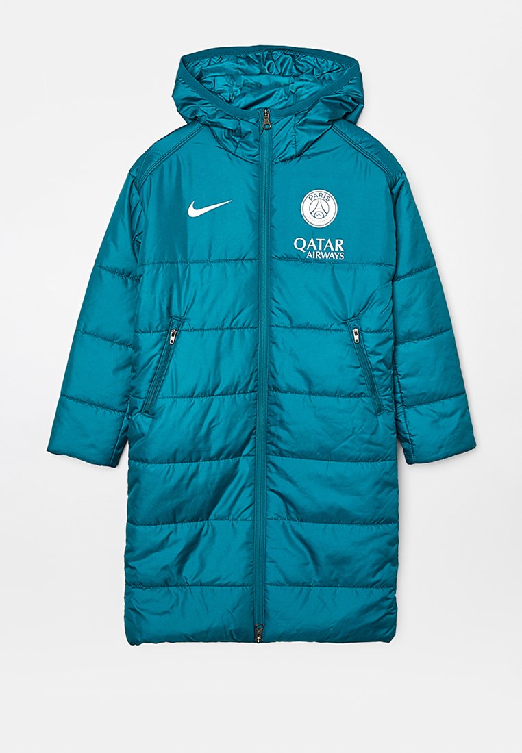 Tealfarbener, langer gepolsterter Mantel mit Kapuze, Reißverschlusstaschen vorne, Nike-Logo und Emblem des Fußballvereins Paris Saint-Germain mit dem Sponsor Qatar Airways.