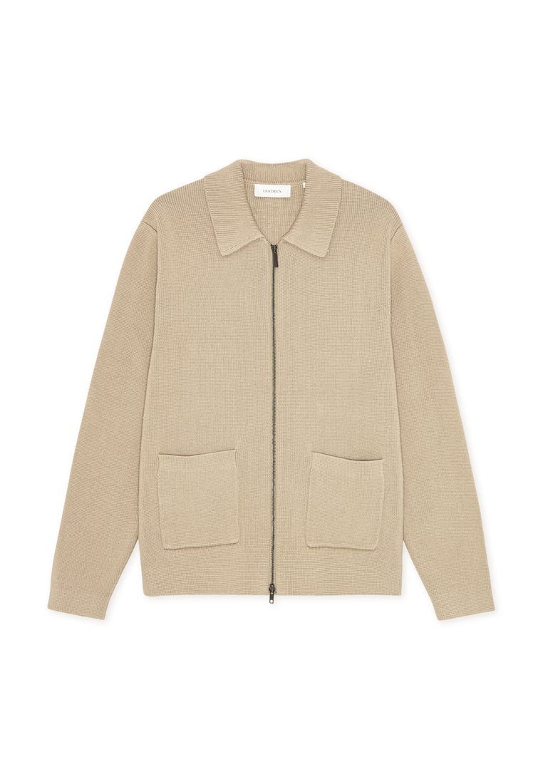 Beige Strickcardigan mit Reißverschluss vorne, flachem Kragen und zwei aufgesetzten Taschen. Verfügt über eine strukturierte Stoffqualität und eine lockere Silhouette.