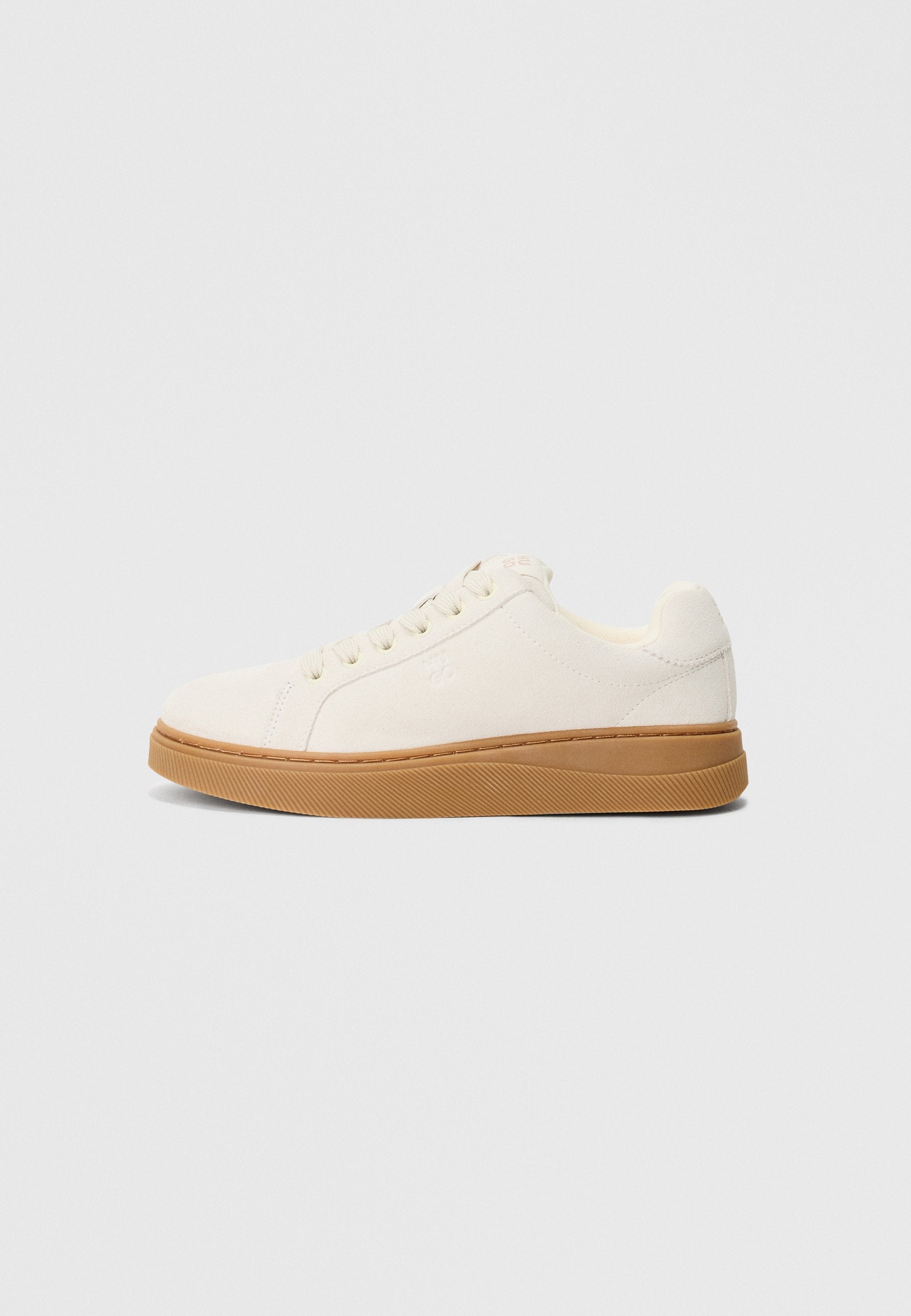 Weiße Leinensneaker mit einer Gummisohle in Kaugummi-Optik. Abgerundete Spitze, Schnürverschluss und gestickte Akzente entlang der Sohle für zusätzliche Details.