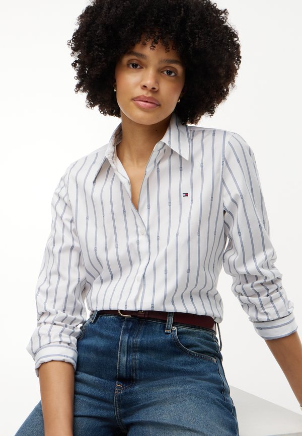 Tommy Hilfiger POPLIN REGULAR SHIRT - CORE SHIRTING - Button-down blouse - ecru/sky blue