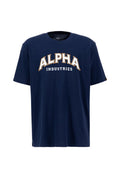 Dunkelblauses Baumwoll-T-Shirt mit einem großen "ALPHA"-Logo in Weiß und Orange, darunter in kleinerer Schrift "INDUSTRIES". Kurze Ärmel, Rundhalsausschnitt.