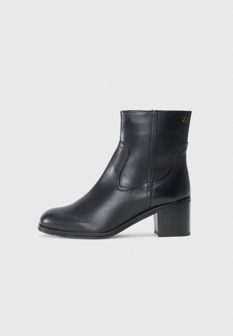 Lazamani Ankle Boot Media 1