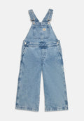 Hellblaue Denim-Latzhose mit weitem Bein, verstellbaren Trägern, Vordertasche und Metallbeschlägen. Klassische ausgebleichte Textur.