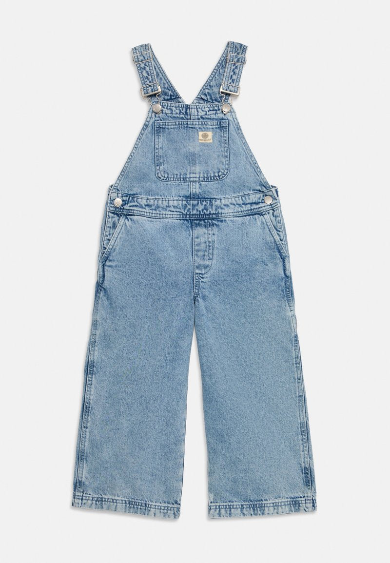 Hellblaue Denim-Latzhose mit weitem Bein, verstellbaren Trägern, Vordertasche und Metallbeschlägen. Klassische ausgebleichte Textur.