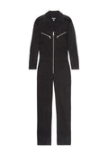 Schwarzer Jumpsuit aus strapazierfähigem Material, mit Reißverschluss vorne, zwei Brusttaschen, Schulterklappen und schmal zulaufenden Beinen mit einem taillierten Gürtel.