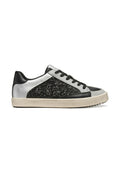 Schwarze und silberne Low-Top-Sneaker mit Glitzerakzenten, glatten Lederelementen und einer strukturierten Gummisohle. Sichtbare schwarze Schnürsenkel und Nähte.
