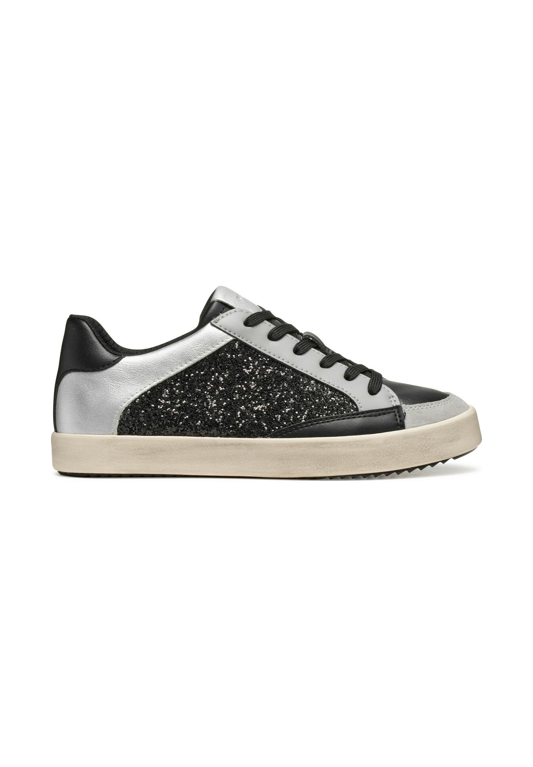 Schwarze und silberne Low-Top-Sneaker mit Glitzerakzenten, glatten Lederelementen und einer strukturierten Gummisohle. Sichtbare schwarze Schnürsenkel und Nähte.