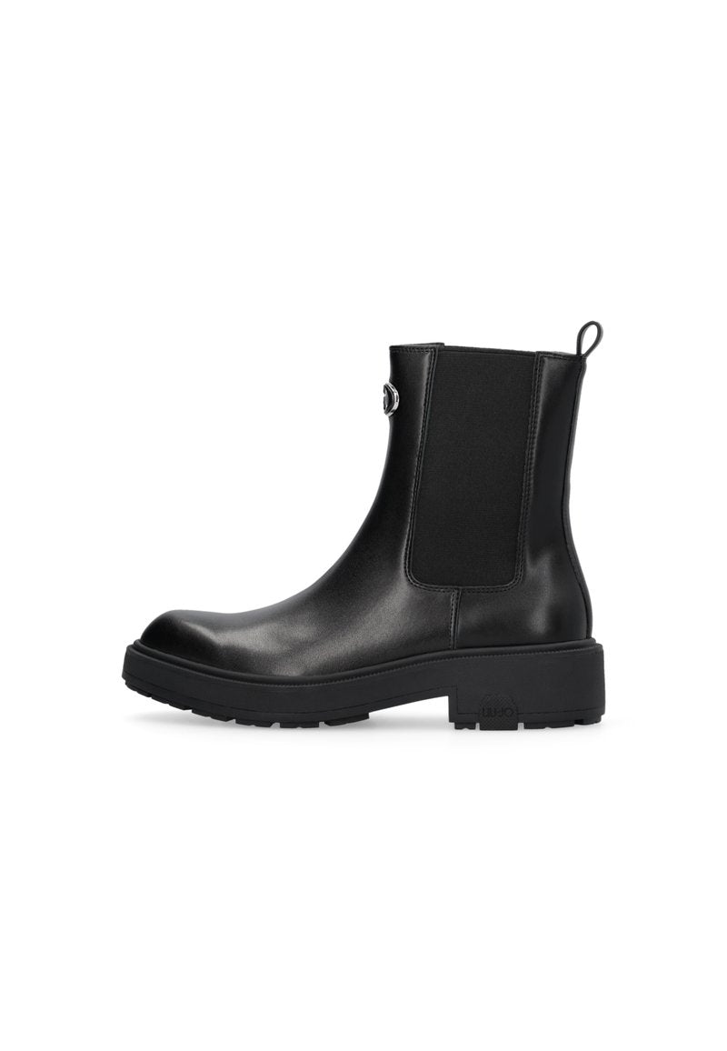 Schwarze Stiefeletten aus glänzendem Leder mit elastischen Seitenpaneelen, runder Fußspitze und einer dicken Gummisohle, ausgestattet mit einer Zuglasche an der Rückseite.