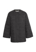Schwarze gesteppte Jacke mit rundem Halsausschnitt, Knopfverschluss und weiten Ärmeln. Die Textur ist glatt mit rautenförmigen Steppmustern.