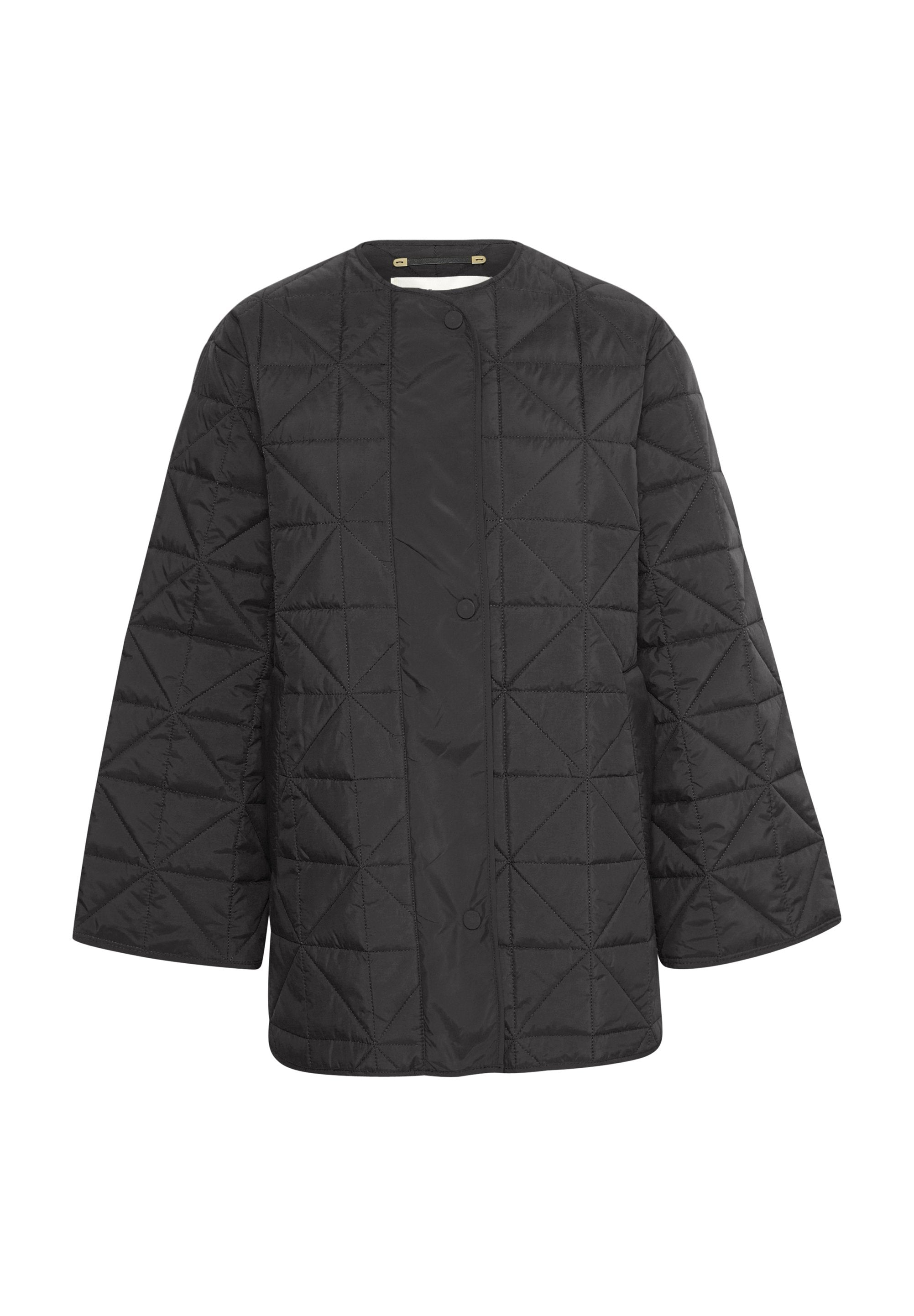 Schwarze gesteppte Jacke mit rundem Halsausschnitt, Knopfverschluss und weiten Ärmeln. Die Textur ist glatt mit rautenförmigen Steppmustern.