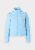 Helleblaue Pufferjacke mit hohem Kragen, Frontreißverschluss und horizontaler Steppstruktur. Verfügt über ein kleines Logo auf der linken Brust.