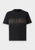 Schwarzes T-Shirt mit kurzen Ärmeln, bunten vertikalen Streifen über der Brust und kleinem weißen Textlogo unter dem Muster.
