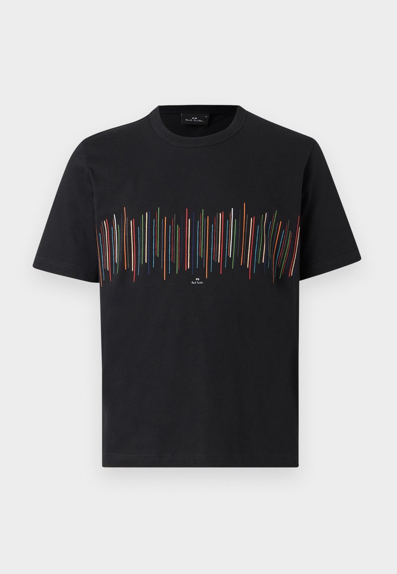 Schwarzes T-Shirt mit kurzen Ärmeln, bunten vertikalen Streifen über der Brust und kleinem weißen Textlogo unter dem Muster.