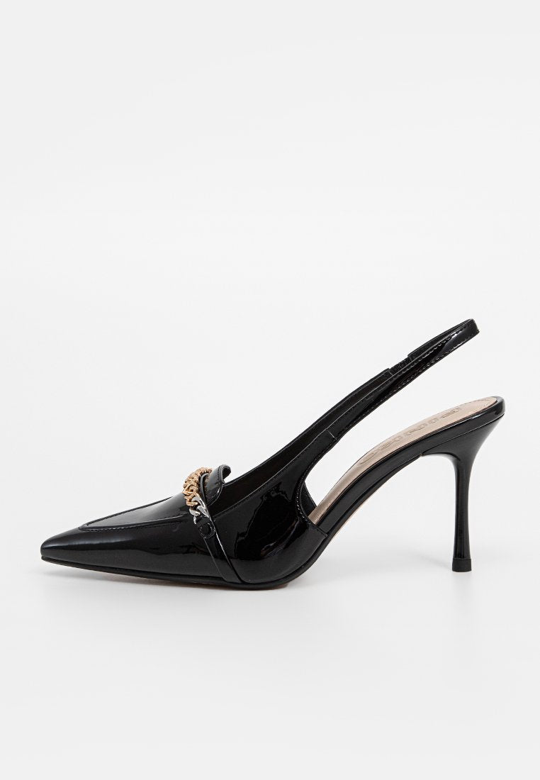 Schwarzer Lackleder Slingback-Absatzschuh mit spitzem Zehenbereich, der vorne mit einer goldenen Kettenakzentuierung und einem schlanken, hohen Absatz ausgestattet ist.