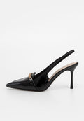 Schwarzer Lackleder Slingback-Absatzschuh mit spitzem Zehenbereich, der vorne mit einer goldenen Kettenakzentuierung und einem schlanken, hohen Absatz ausgestattet ist.