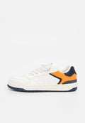 Weißer Sneaker in niedriger Schnittform mit orangefarbenen und marineblauen Akzenten, perforierter Seite, weißen Schnürsenkeln und strukturierter marineblauer Sohle.