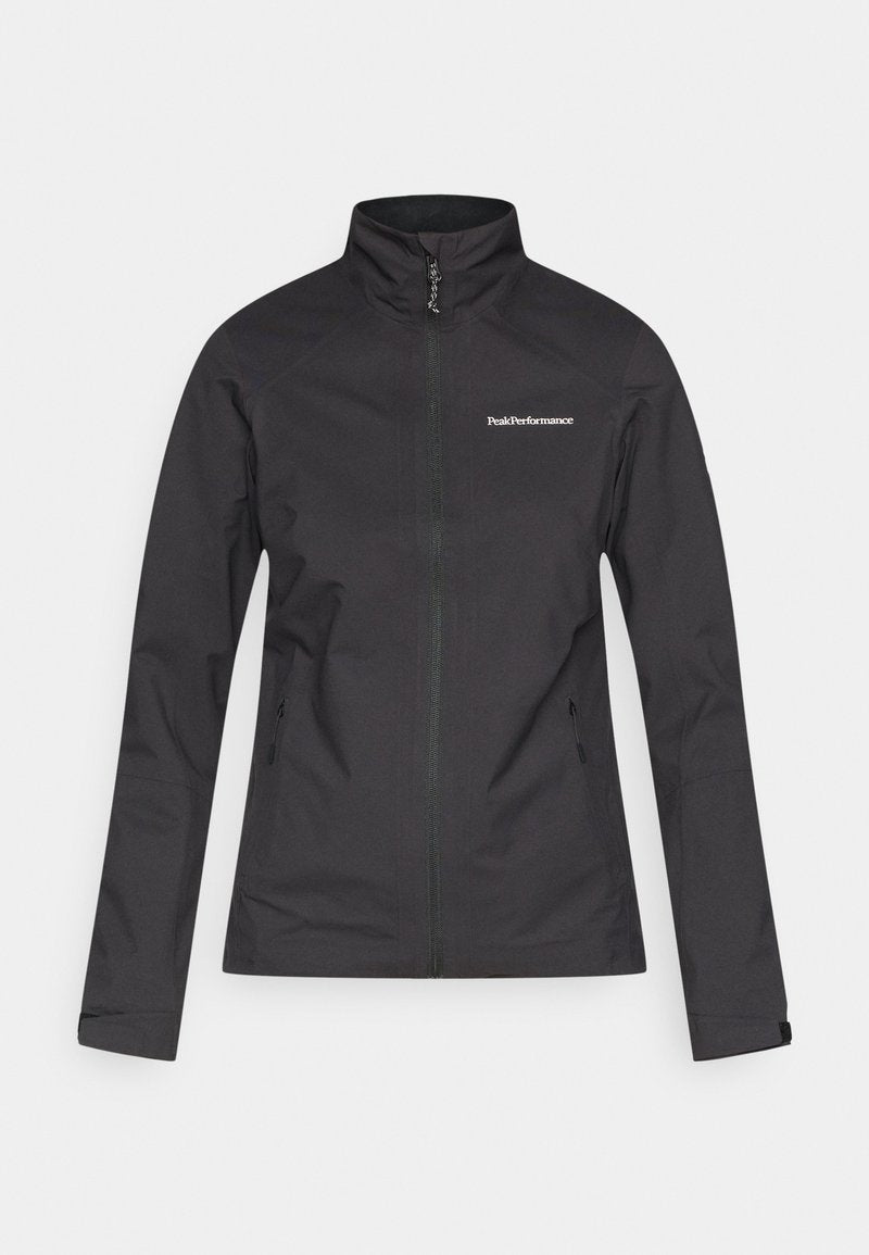 Schwarze Jacke mit Reißverschluss, hohem Kragen, langen Ärmeln, zwei seitlichen Reißverschlusstaschen und „Peak Performance“-Logo auf der Brust.