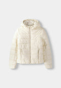 Cremfarbener Pufferjacke mit Kapuze, die gesteppten Abschnitte, einen Reißverschluss vorne und zwei Reißverschlusstaschen an den Seiten aufweist. Weiche Textur.