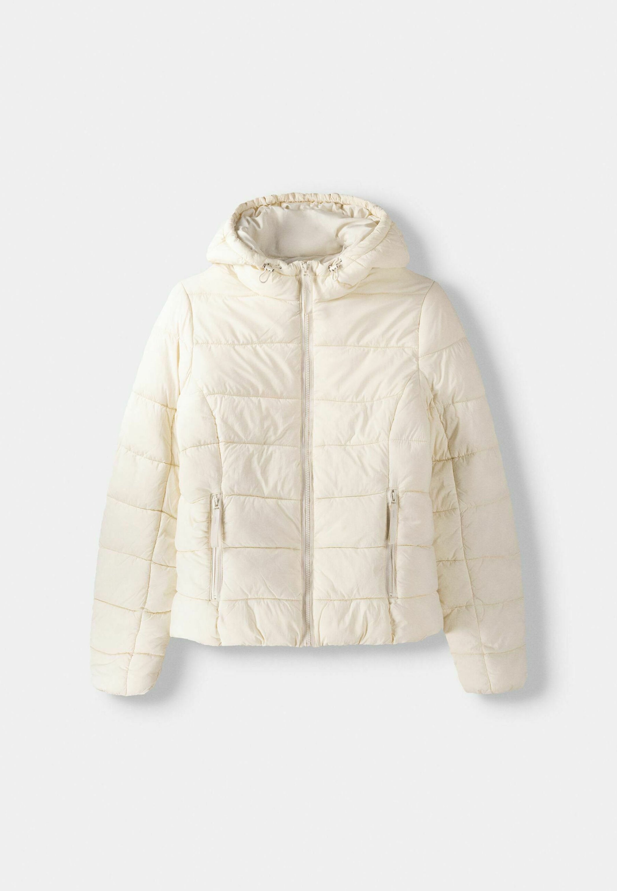 Cremfarbener Pufferjacke mit Kapuze, die gesteppten Abschnitte, einen Reißverschluss vorne und zwei Reißverschlusstaschen an den Seiten aufweist. Weiche Textur.