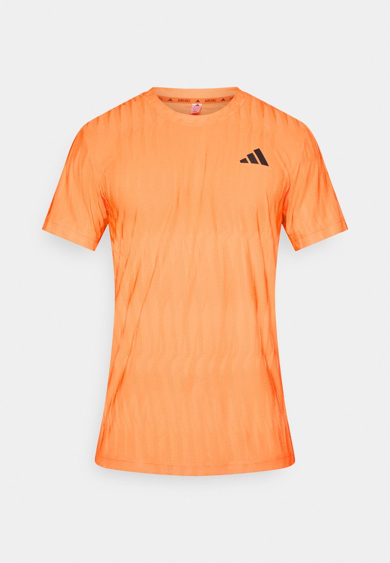 Orangenes Sportshirt mit strukturierter Oberfläche, kurzen Ärmeln, Rundhalsausschnitt und schwarzem Logodetail auf der oberen linken Seite.