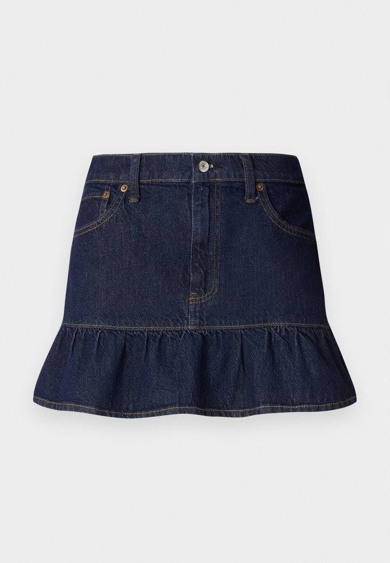 Dunkelblaue Denim-Rock mit Rüschensaum, Fünf-Taschen-Design, Gürtelschlaufen und einer vorderen Knopfleiste. Glatte Textur und gerader Schnitt.