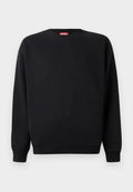 Schwarzer Langarm-Crewneck-Pullover mit gerippten Bündchen und Saum, dezent gesticktem Logo auf der Brust und einem roten Markenetikett im Kragen.